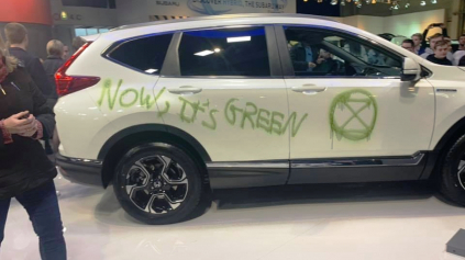 Ekologickí aktivisti vyčíňali na autosalóne, posprejovali autá