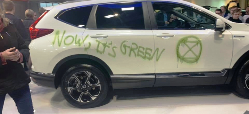 Ekologickí aktivisti vyčíňali na autosalóne, posprejovali autá