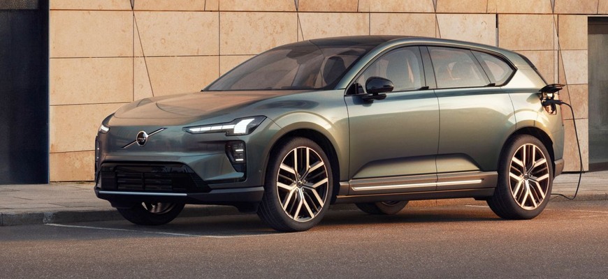 Nové Volvo EX60 už má slovenské ceny. V porovnaní s EX90 je výrazne lacnejšie