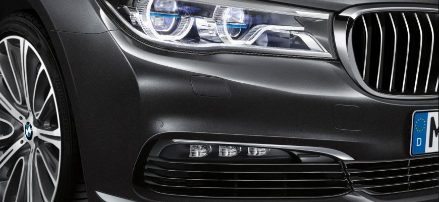 Aj BMW 7 má laserové svetlá. Dosvietia 600 m pred auto