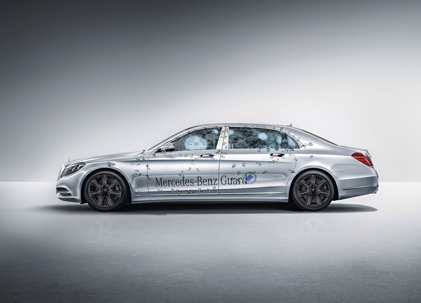 Mercedes-Maybach S600 Guard ochráni posádku aj pred granátmi