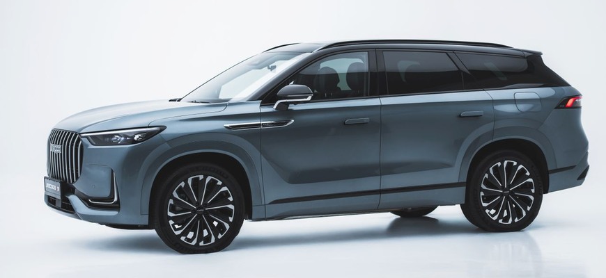 Do Európy dorazí nové Jaecoo. Veľké SUV s plug-in hybridom mieri proti Kodiaqu, Tayronu a Santa Fe