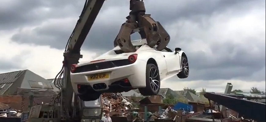 Britskí policajti zničili Ferrari 458. Majiteľ nedokázal vlastníctvo