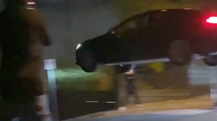 Vodič Tesly chcel zaujať hollywoodskym skokom, za zničené autá ide po ňom polícia
