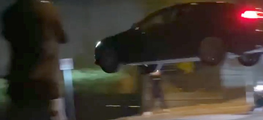 Vodič Tesly chcel zaujať hollywoodskym skokom, za zničené autá ide po ňom polícia