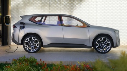 BUDÚCNOSŤ BMW: VISION NEUE KLASSE X MÁ PREKVAPIVO KLASICKÝ VZHĽAD A POD KAPOTOU SUPER-MOZOG