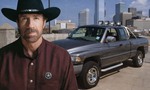 Chuck Norris si nevyberal autá na efekt. Vyberal si autá, ktoré vydržia