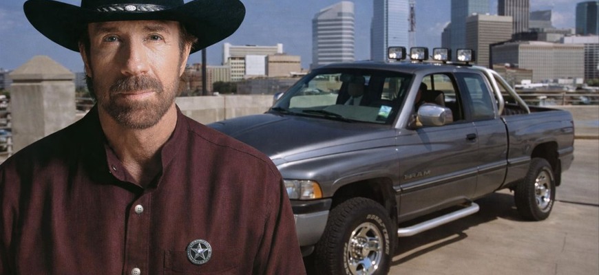 Chuck Norris si nevyberal autá na efekt. Vyberal si autá, ktoré vydržia
