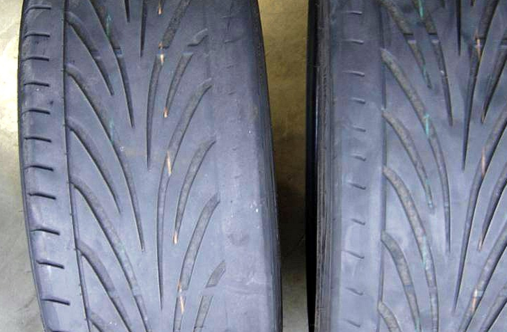 Viac zjadená pneumatika (vľavo) patrí na prednú nápravu. Lepšie plášte treba umiestňovať na zadnú nápravu, bez ohľadu na typ auta a druh pohonu.