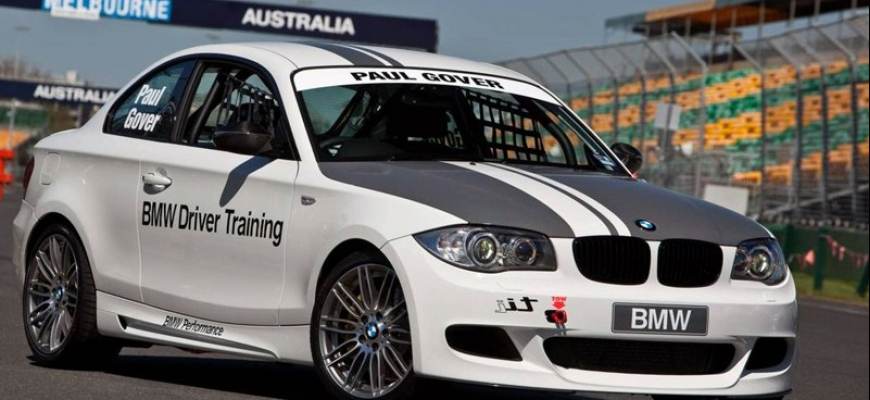 BMW 135 tii VS Holden V8 Supercar a F1