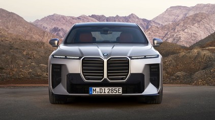 BMW RADU 7 PO VEĽKOM FACELIFTE. UDRŽÍ VYLEPŠENÁ SEDMIČKA KROK S PREPRACOVANOU TRIEDOU S A EQS?