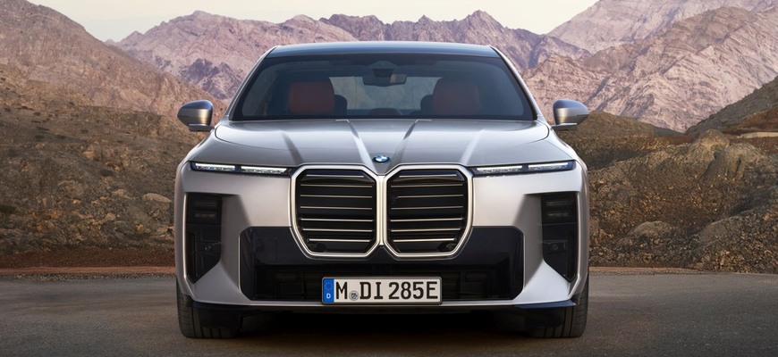 BMW radu 7 po veľkom facelifte. Udrží vylepšená sedmička krok s prepracovaným EQS a triedou S?