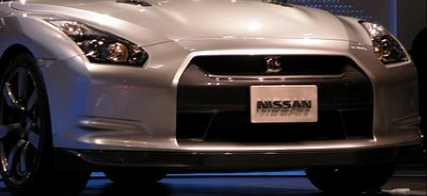 StreetRace: Nissan GT-R R35 vs Bugatti Veyron