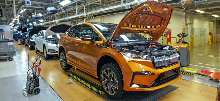 Škoda Auto rozbehla výrobu vlastných batérií, denne vyrobí 350 elektromobilov. Ani to však nestačí