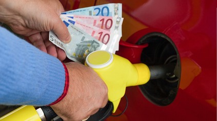 LACNÉ CENY TANKOVANIA? EŠTE SI TO UŽITE, NOVÉ REŠTRIKCIE EÚ ICH VYŽENÚ K 3 EURÁM ZA LITER!