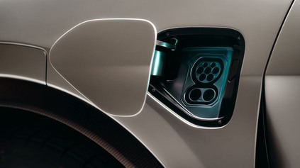 FACKA PRE BENTLEY. BRITSKÝ PANOVNÍK KRÁĽ KAROL III. SI OBJEDNAL ČÍNSKY ELEKTROMOBIL!