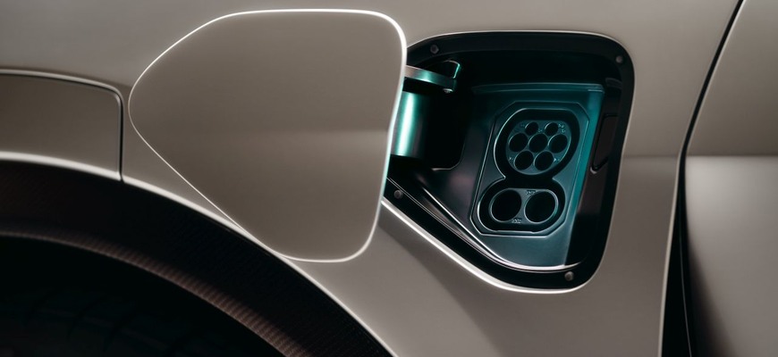 Facka pre Bentley. Britský panovník kráľ Karol III. si objednal čínsky elektromobil!