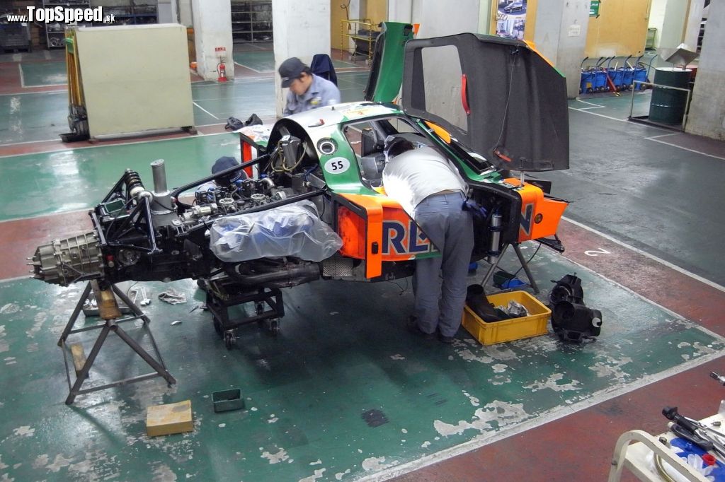 Takto vyzerá Mazda 787B keď sa do nej pustí tucet mechanikov...