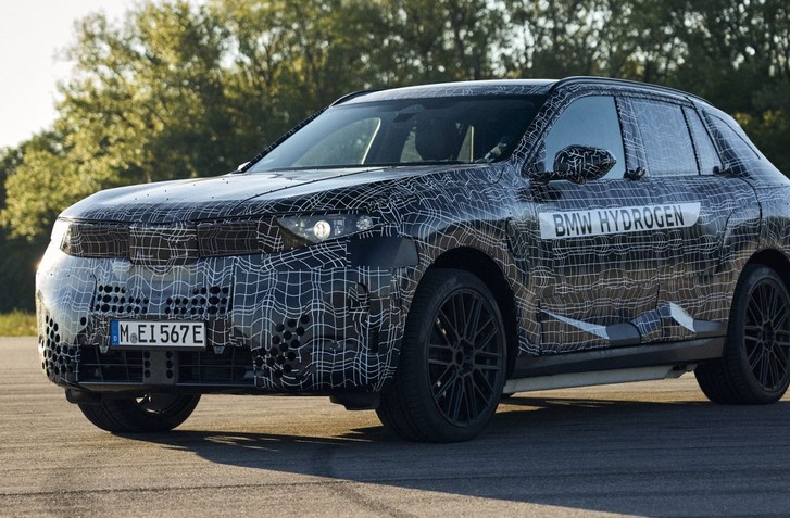 NOVÉ VODÍKOVÉ BMW IX5 HYDROGEN OFICIÁLNE. TOTO AUTO UŽ MIERI DO SÉRIOVEJ VÝROBY