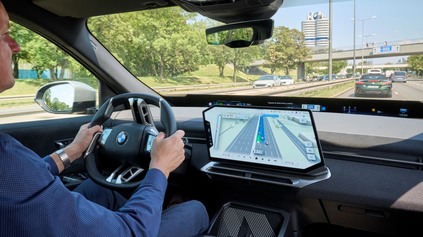 BMW NAVIGÁCIA SPOJÍ SILY S ASISTENČNÝMI SYSTÉMAMI