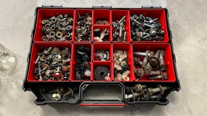 AKO UPRATAŤ GARÁŽ? ZÁKLAD PRE MENŠIE VECI SÚ PLASTOVÉ ORGANIZÉRY