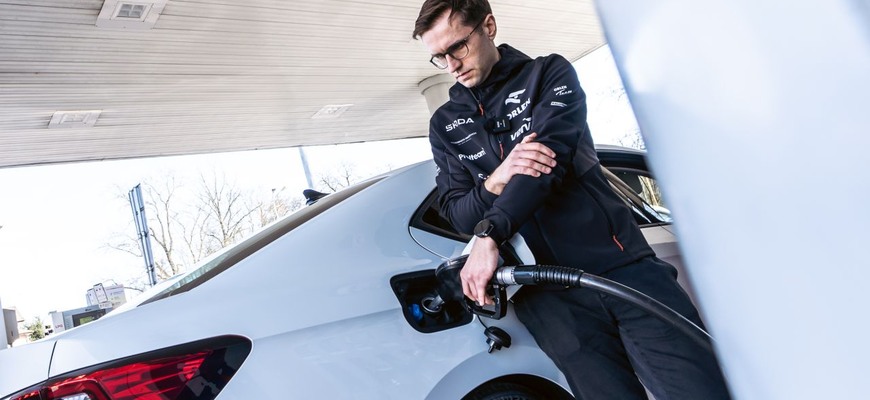 Na jednu nádrž 2831 kilometrov? Tipy od profesionála, ako to zvládnuť so Škodou Superb 2.0 TDI!