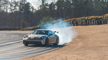 CHCETE DRIFTOVAŤ NA PORSCHE 911 GT3? AUTOMOBILKA VÁS TO NAUČÍ