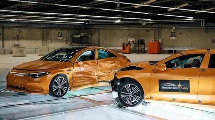 BENZÍN PROTI ELEKTRINE: MERCEDES POSLAL DVE CLA DO TVRDEJ ZRÁŽKY