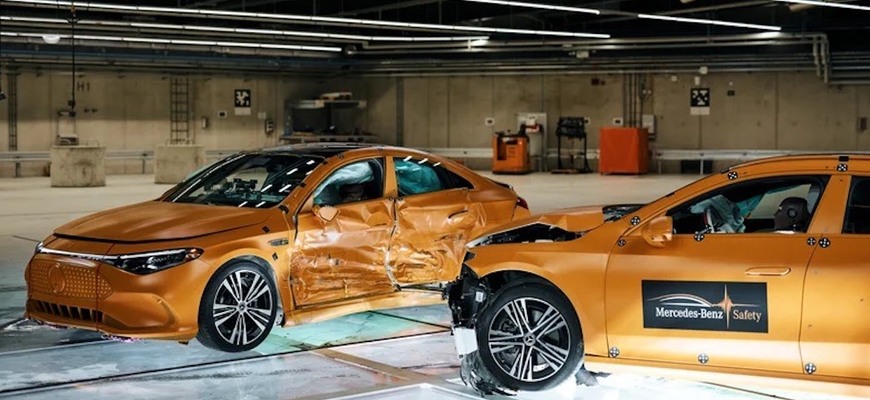 Benzín proti elektrine: Mercedes poslal dve CLA do tvrdej zrážky
