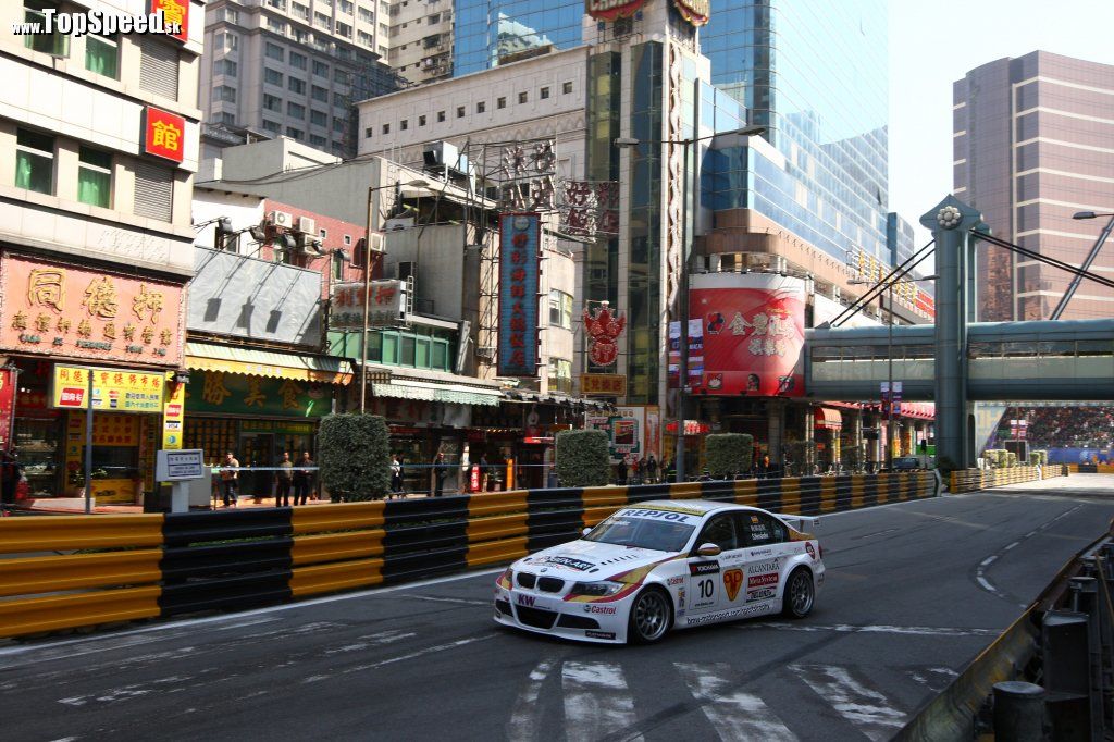 Panoráma je pri pretekoch v Macau úžasná. Dovolím si tvrdiť, že je minimálna taká zaujímavá ako tá v Monaku.