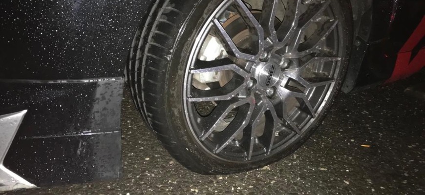 Pritrafila sa vám seknutá pneumatika cez jamu na ceste? Ako postupovať?