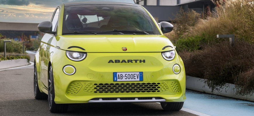 Nový elektrický škorpión Abarth 500e má 155 koní a sľubuje zrýchlenie na stovku za 7 sekúnd