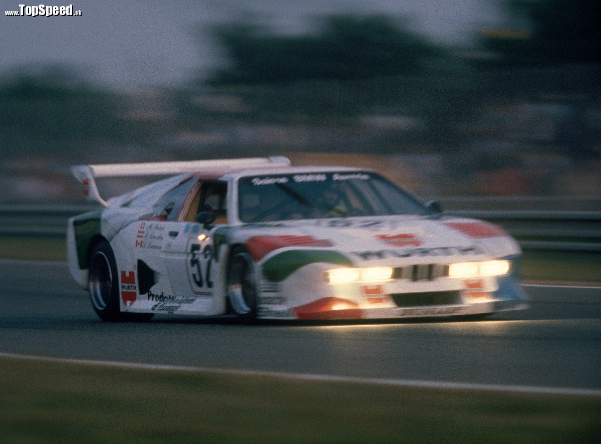 A toto je živé BMW M1 na trati v LeMans. Je podstatne širšie ako klasické pretekárske BMW M1