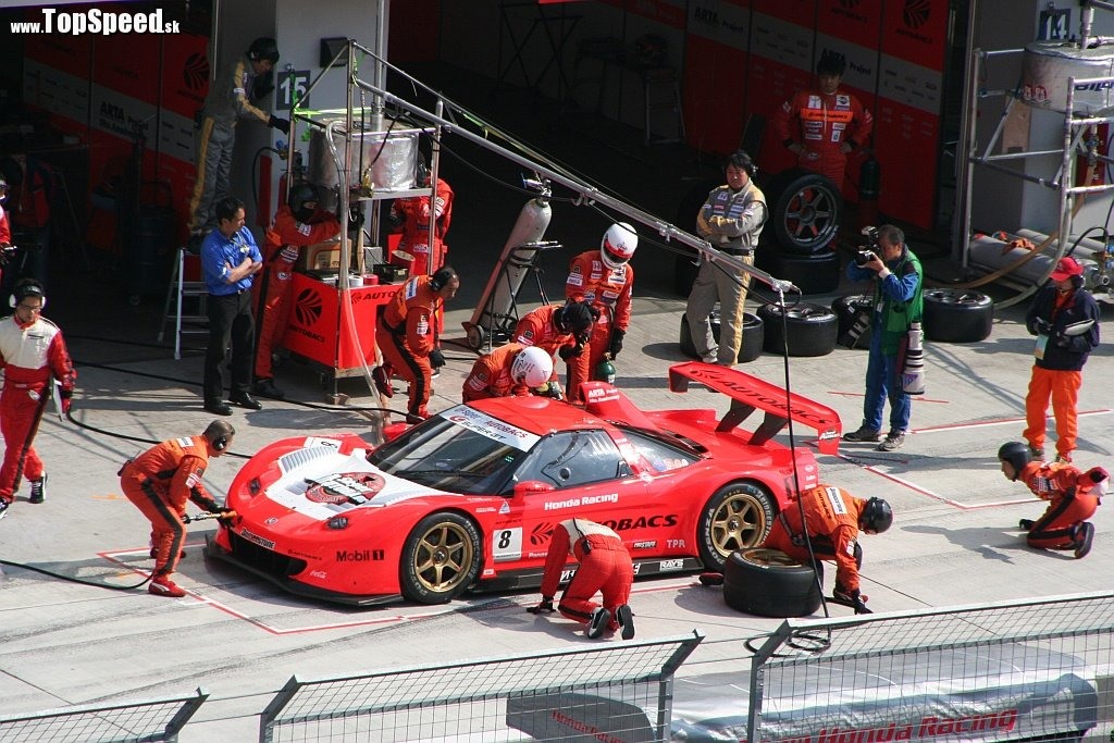 Autobacs Racing Team Aguri Honda NSX-GT v pretekoch SuperGT (2007). (c) MATSUOKA Kohei