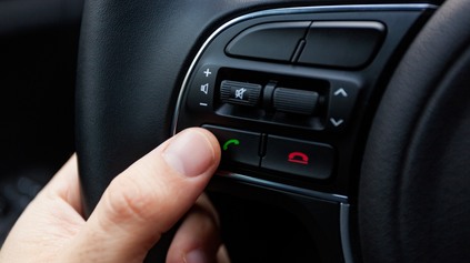VIAC NEŽ POLOVICA JAZDENÝCH ÁUT MÁ HANDSFREE, MNOŽSTVO ASISTENTOV V AUTÁCH TIEŽ RASTIE