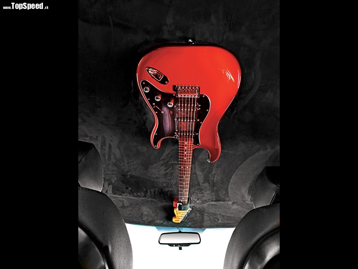 Jeden z najoriginálnejších prvkov celého „hudobného“ Velostera je gitara, ktorá je na strope upevnená. Elektrický nástroj má aj príslušenstvo vrátane zosilňovača a napájania.