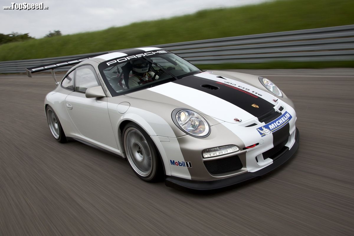 Porsche 911 GT3 Cup pod kapotou zamestnáva 3,8 litrový atmosférický šesťvalec s výkonom 331 kW (450 koní) pri 7 500 ot
