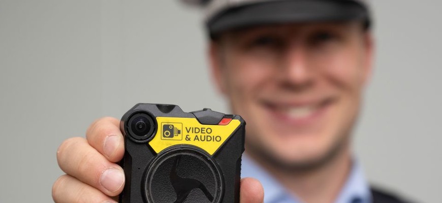 Zmena pri dopravných kontrolách: Slovenskí policajti dostanú telové kamery