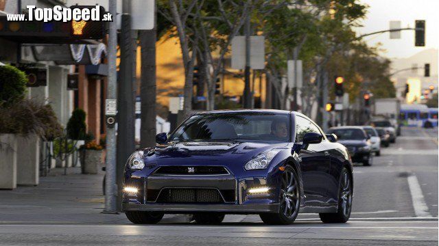 Nissan-GT-R-2011