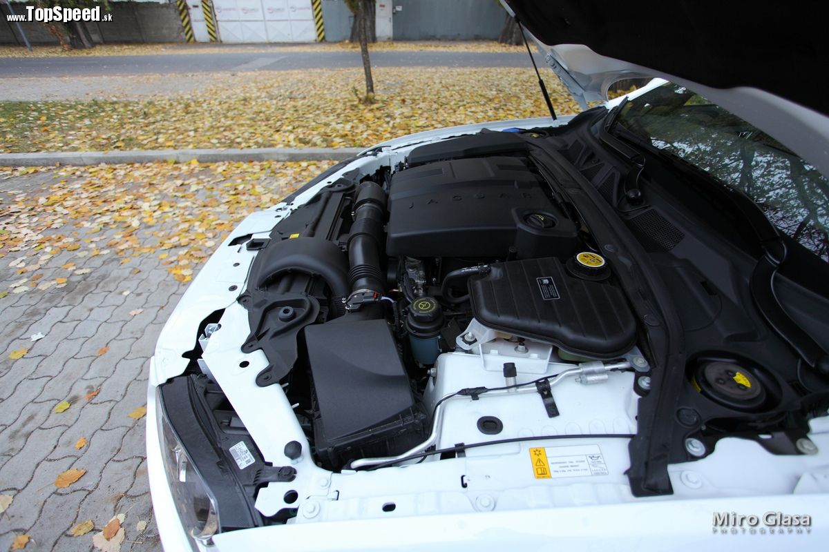 Pod kapotou je moderný 2,2 litrový prepĺňaný radový štvorvalec s výkonom 140 kW (190 k) a 450 Nm.