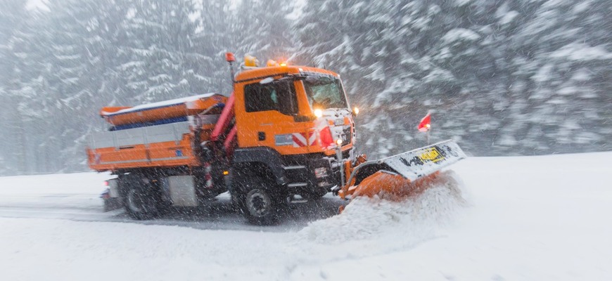 Aká je práca vodiča snežného pluhu? Čo vodiči osobných áut nevidia?
