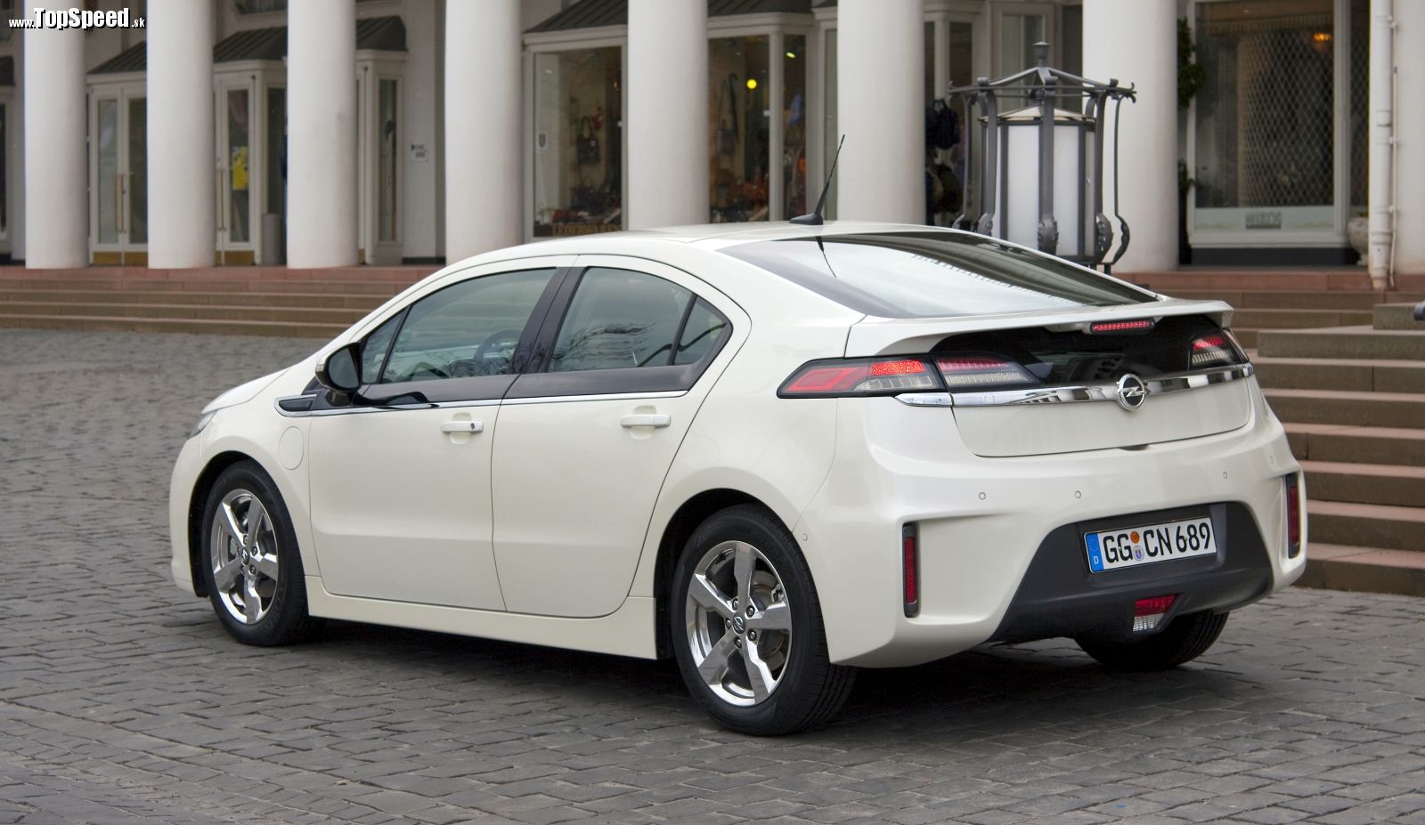 Opel Ampera s vylepšeným dojazdom zvládne na jedno natankovanie 500 km pri priemernej spotrebe 1,6 l/100km.