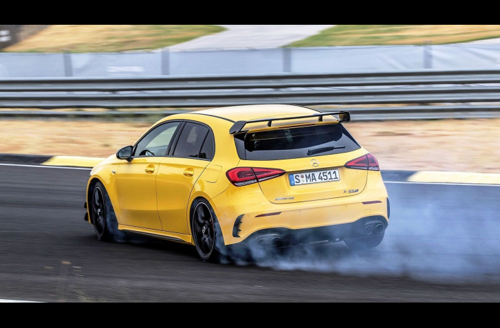 MERCEDES AMG A45 S DAL NÜRBURGRING POD 8 MIN. PORAZIL AJ BMW M4