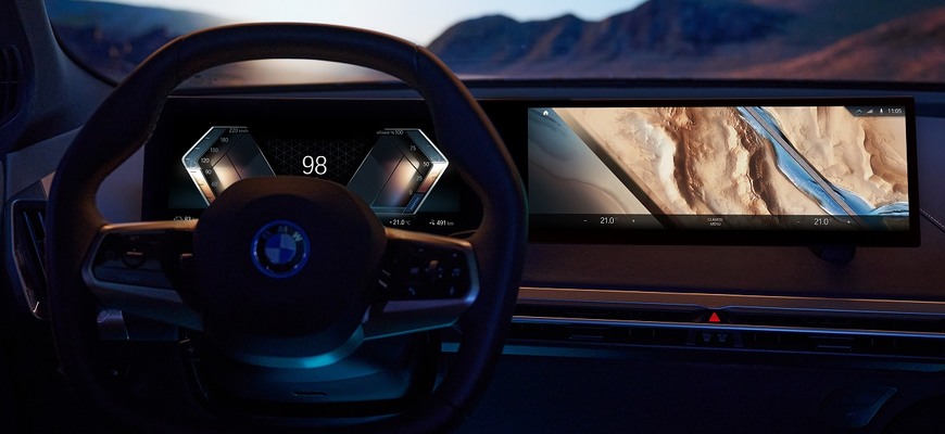 BMW iDrive 8 má spojené displeje. Má byť najprepracovanejším ovládaním v aute