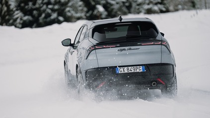 ALFA ROMEO JUNIOR IBRIDA Q4 MÁ POHON OBOCH NÁPRAV. BUDE VÝKON STAČIŤ?
