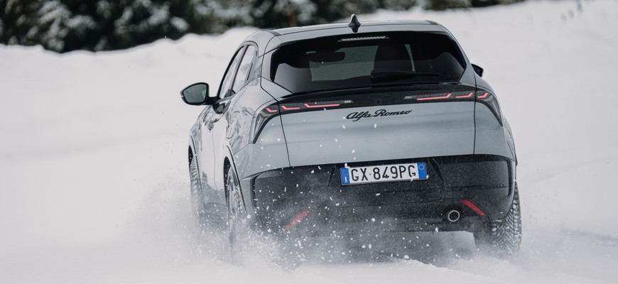 Alfa Romeo Junior Ibrida Q4 má pohon oboch náprav. Bude výkon stačiť?