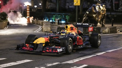 GYMKHANA V PODANÍ RED BULL RACING. SERGIO PÉREZ V HLAVNEJ ÚLOHE NA CESTE Z NEW YORKU DO MIAMI