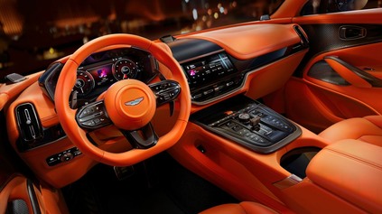 Aston Martin DBX dostal nový interiér a zbavuje sa slabších motorov, jediná voľba má 707 koní