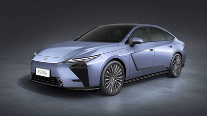 NOVÝ LEXUS ES DÁVA NA VÝBER HYBRIDNÝ ALEBO ELEKTRICKÝ POHON. PÔJDE PROTI AUDI A6 I BMW RADU 5