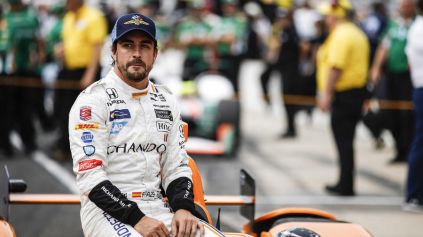 Alonsovi sa  v Indy 500 darí, Bourdais skončil v nemocnici